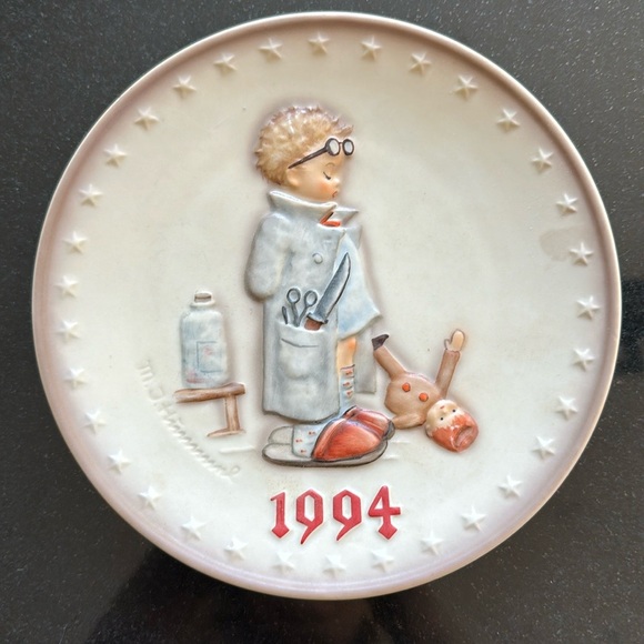 9 Pc. Hummel Collection Plate Bundle - Picture 8 of 16